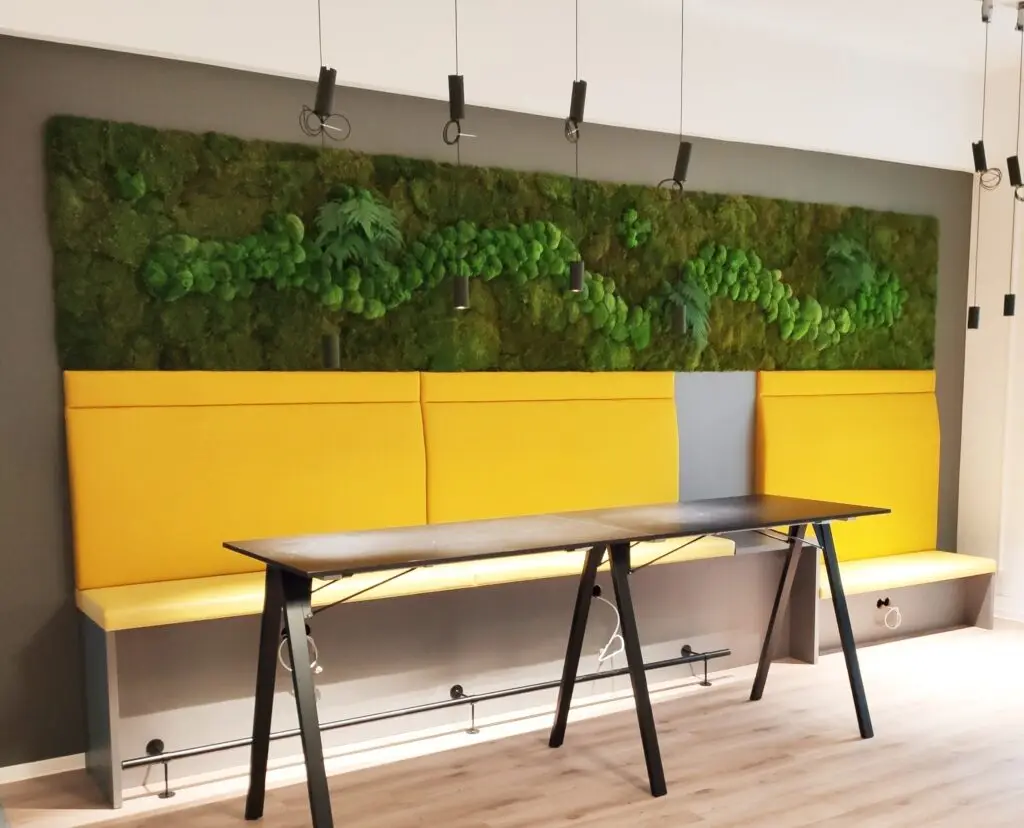Moderne Mooswand im Büro aus stabilisiertem Moos mit Sitzbank und verbesserter Raumakustik